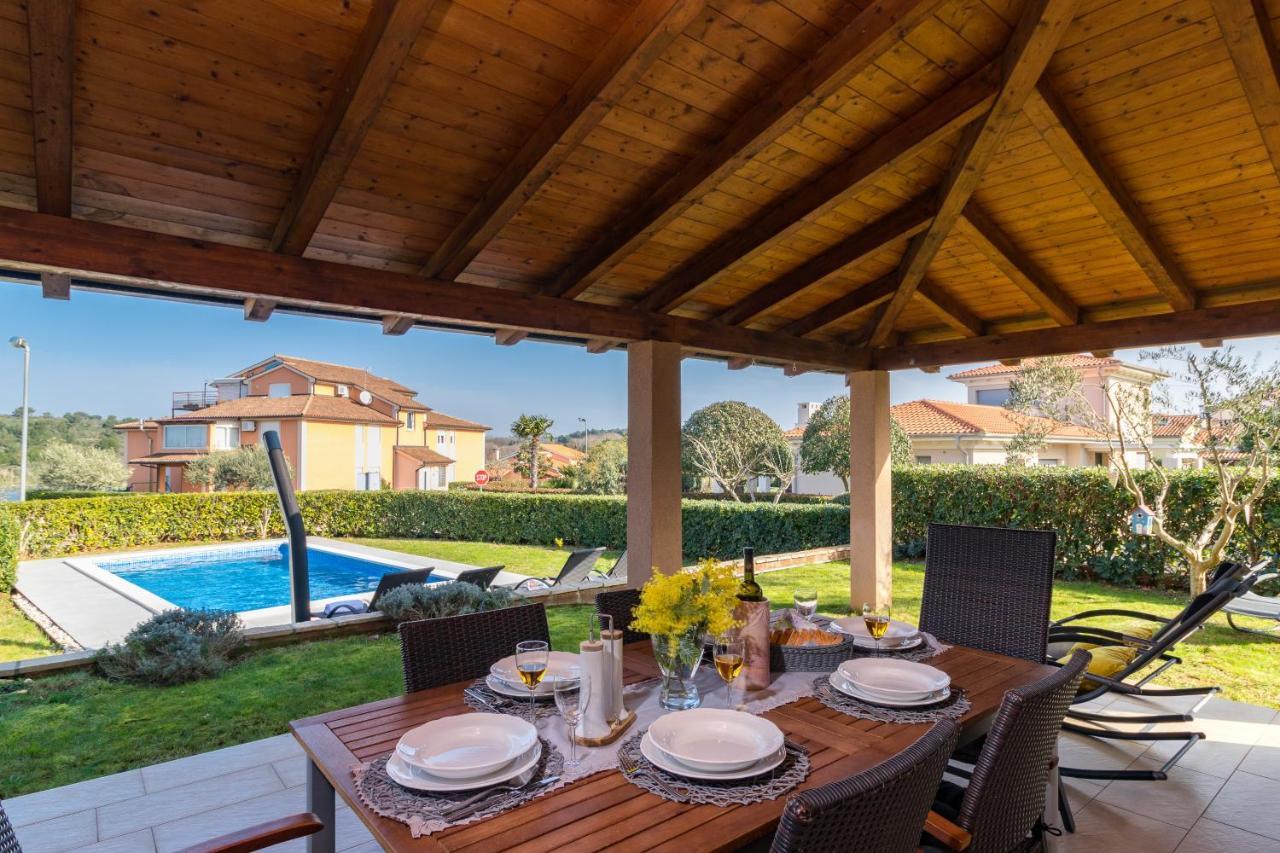 Lovely Istrian Apartment With A Private Swimming Pool And A Charming Garden Banjole Exterior photo