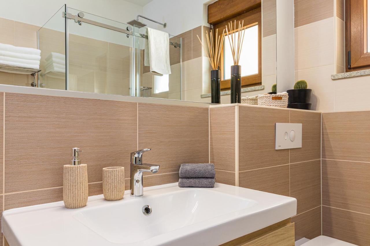 Lovely Istrian Apartment With A Private Swimming Pool And A Charming Garden Banjole Exterior photo