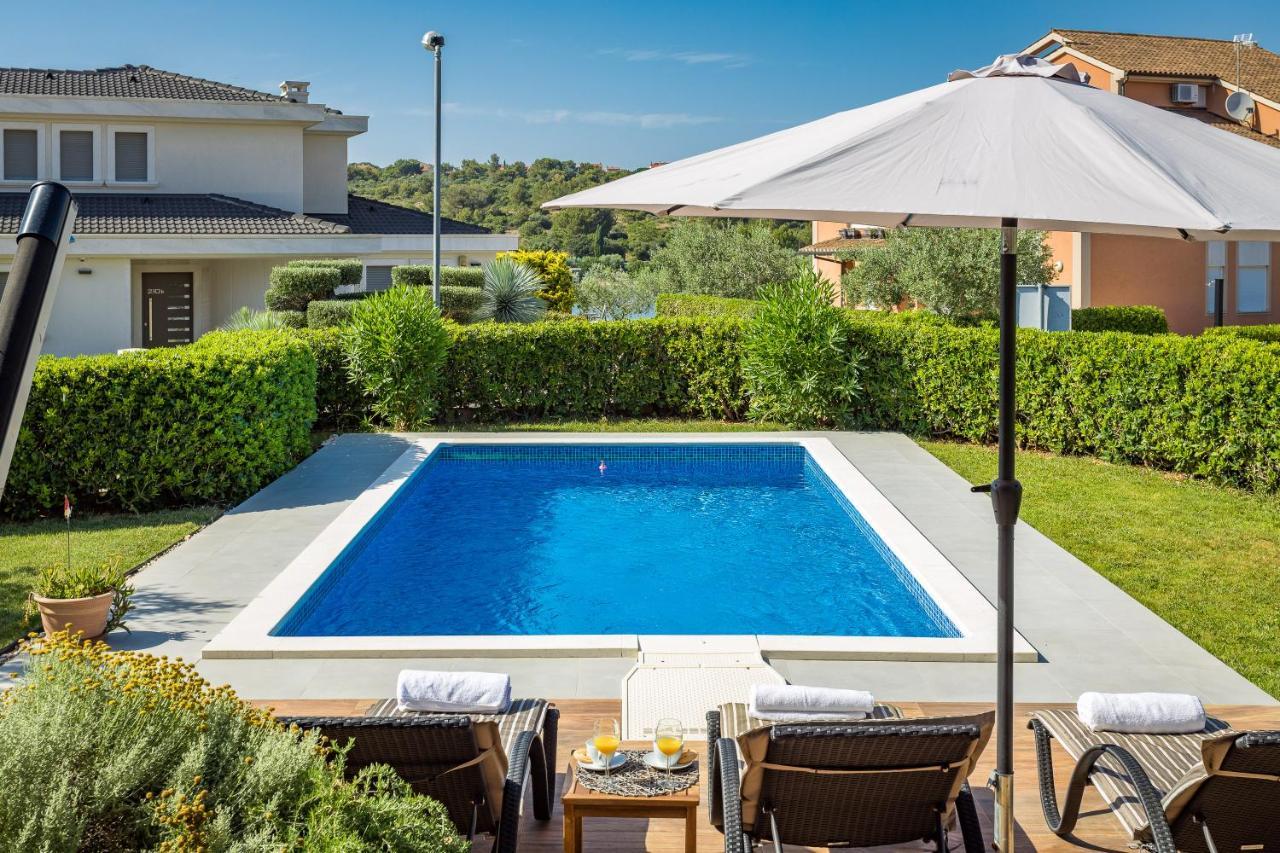 Lovely Istrian Apartment With A Private Swimming Pool And A Charming Garden Banjole Exterior photo
